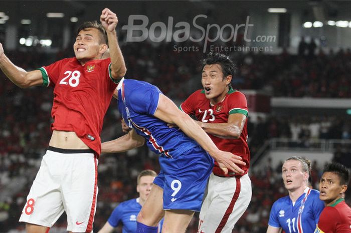   Bek timnas Indonesia, Rezaldi Hehanusa (28) dan Hansamu Yama Pranata (tengah), berduel dengan pemain Islandia pada laga  uji coba internasional di Stadion Utama GBK, Jakarta Selatan, Minggu (14/1/2018) malam.   