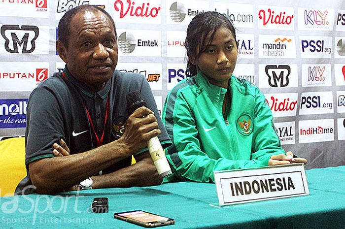 Pelatih Timnas Indonesia, Rully Nere bersama kapten timnas U-16 Sepak Bola Wanita Indonesia, Safira Ika Putri memberikan keterangan Pers usai pertandingan melawan Thailand, Rabu (2/5). Timnas kalah 1-4 dari Thailand di Stadion Bumi Sriwijaya Palembang.