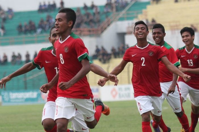 Muhammad Alwi (8) dkk merayakan gol dalam pertandingan melawan PSIM.