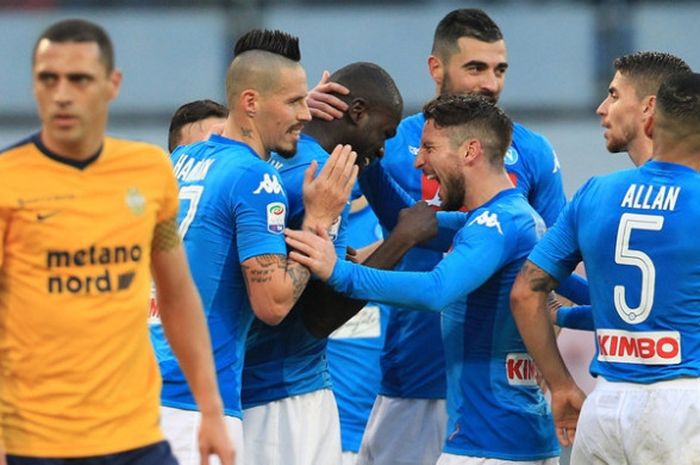 Para pemain Napoli merayakan gol yang dicetak Kalidou Koulibaly ke gawang Hellas VErona dalam laga di Stadion San Paolo, Sabtu (6/1/2018)