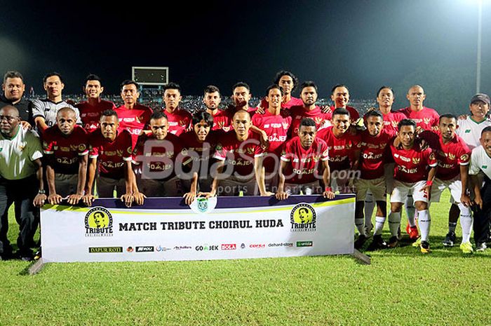 Pemain Timnas All Star berpose menjelang dimulainya laga melawan Persela Lamongan pada acara Tribute Choirul Huda yang berakhir dengan skor 1-0 di Stadion Surajaya Lamongan, Jawa Timur, Rabu (15/11/2017) malam.