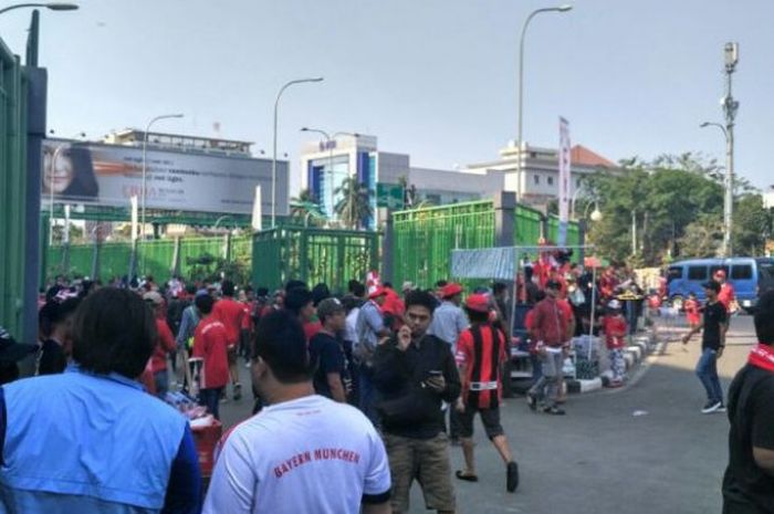 Suporter mulai berdatangan ke Stadion Patriot, Bekasi, untuk menyaksikan laga persahabatan antara Indonesia dan Fiji pada pukul 16.00 WIB.