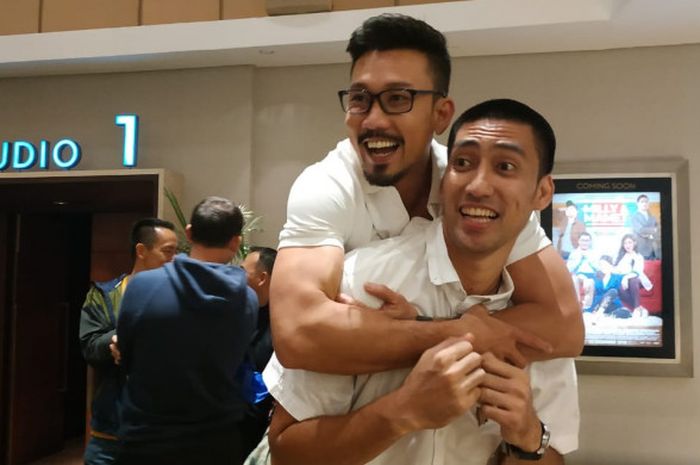 Aktor Denny Sumargo berpose dengan Christian Ronaldo Sitepu pada sela acara peluncuran film dokument