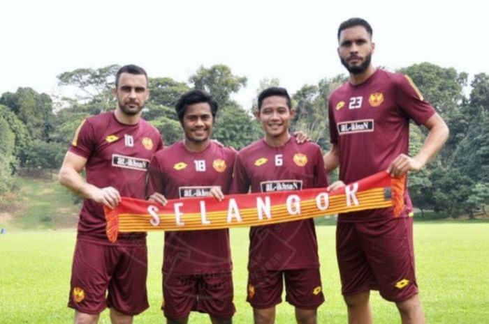 Selangor FA memperkenalkan empat rekrutan anyar asingnya, yakni (kiri ke kanan) striker Rufino Segovi del Burgo dari Spanyol, dua gelandang dari Indonesia Ilham Udin Armaiyn dan Evan Dimas Darmono, serta bek jangkung dari Brasil Willian Pacheco. 