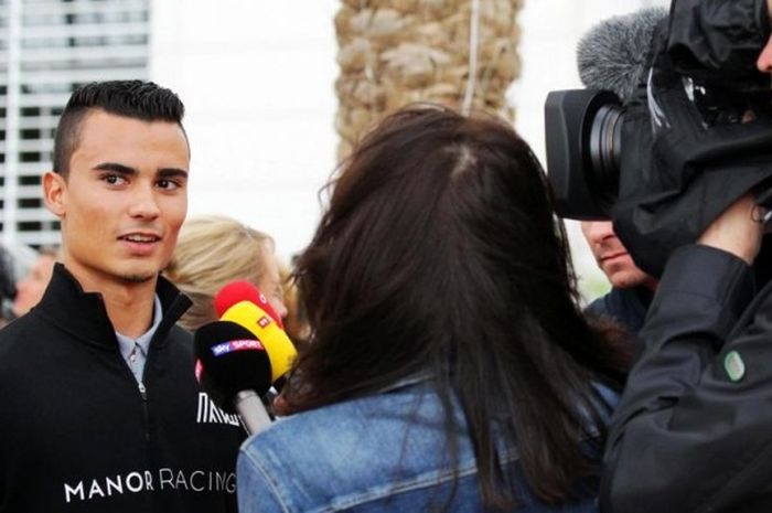 Pebalap Manor Racing asal Jerman, Pascal Wehrlein, menjawap pertanyaan media jelang GP Bahrain di Sirkuit Internasional Bahrain, Sakhir, Kamis (31/3/2016).