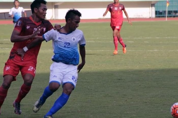 Striker senior PSCS Cilacap, Ugik Sugiyanto (22) ditempel bek Persis Solo dalam laga ISC 2016 di Stadion Manahan, Solo. 