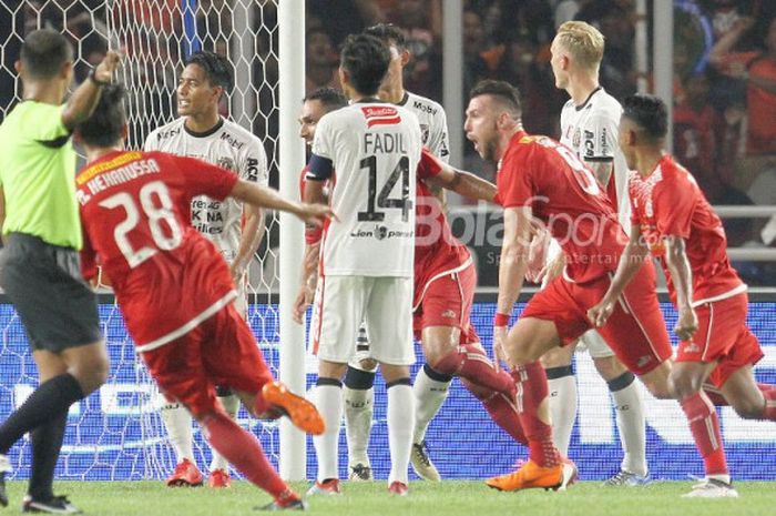 Striker Persija Jakarta, Marko Simic, merayakan gol ke gawang Bali United pada laga final Piala Presiden 2018 di Stadion Utama GBK pada Sabtu (17/2/2018).