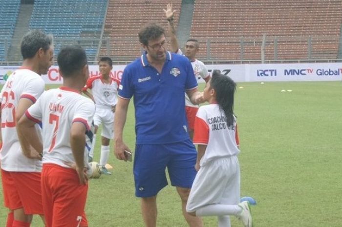 Ciro Ferrara (baju biru) sedang berbicara dengan salah satu peserta coaching clinic Calcio Legend di Stadion Utama Gelora Bung Karno, Senayan, Jakarta, pada Sabtu (21/5/2016) pagi.