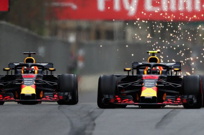 Dua pebalap Red Bull Racing, Daniel Ricciardo (kiri) dan Max Verstappen (kanan), saat menjalani balapan GP Azerbaijan 2018 yang digelar Minggu (29/4/2018).