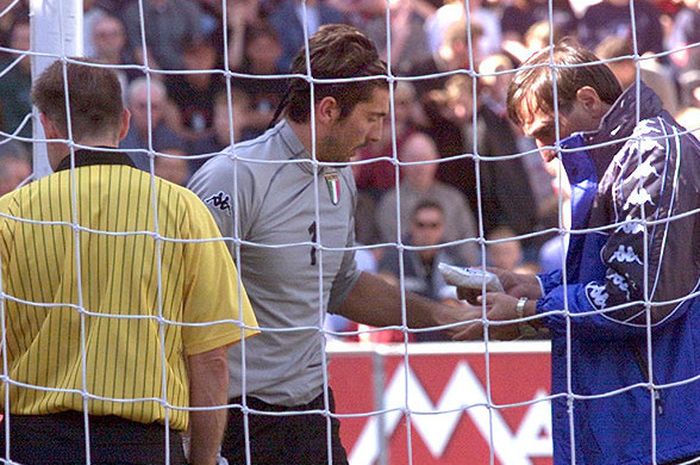 Kiper timnas Italia, Gianluigi Buffon, menerima perawatan medis dari tim medis akibat cedera patah tangan saat tampil melawan Norwegia dalam laga uji coba di Oslo, pada 3 Juni 2000.