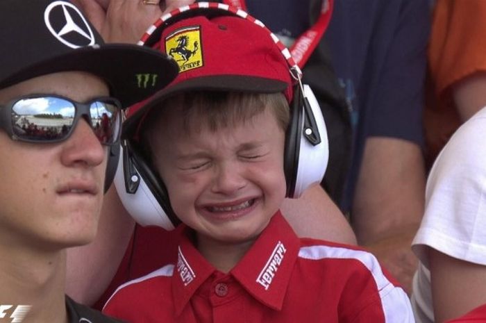 Seorang bocah menangis tersedu-sedu ketika pebalap idolanya, Kimi Raikkonen, tersingkir dari balapan Formula 1 di Circuit de Barcelona, Catalunya, Spanyol, Minggu (14/5/2017).