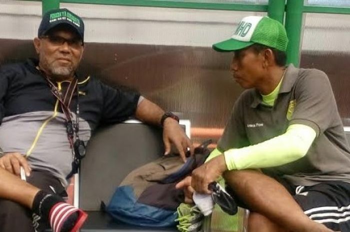 Pelatih Persebaya, Iwan Setiawan berbincang dengan pelatih kiper M Hadi seusai latihan di Gelora Bung Tomo, Surabaya, Jumat (31/3/2017).