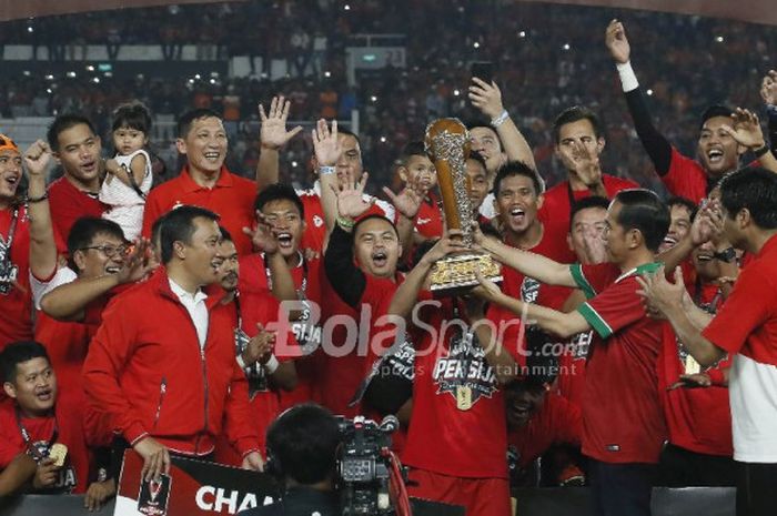     Para pemain Persija Jakarta menerima trofi Piala Presiden 2018 setelah mengalahkan Bali United di laga final yang bergulir di Stadion Utama GBK pada Sabtu (17/2/2018).     