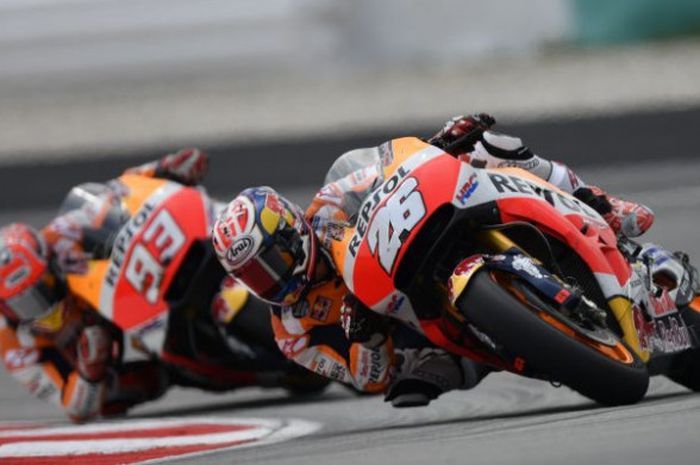 Dua pebalap tim Repsol Honda, Dani Pedrosa dan Marc Marquez, saat melaju pada sesi kualifikasi MotoGP Malaysia di Sirkuit Sepang, Sabtu (28/10/2017).