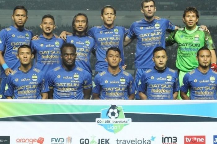 Para pemain Persib pose bersama sebelum laga kontra Arema FC untuk partai pekan pertama Liga 1 musim 2017 di Stadion Gelora Bandung Lautan Api (GBLA), Kota Bandung, Sabtu (15/4/2017) malam. 