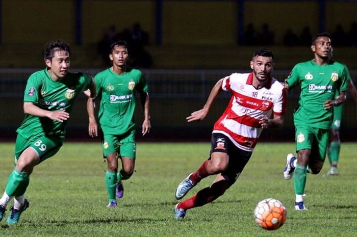 Gelandang anyar Madura United, Redoane Zerzouri (merah-putih) dalam laga final Cilacap Cup 2017 menghadapi Bhayangkara FC di Stadion Kusumawijaya, Sabtu (25/03/2017).