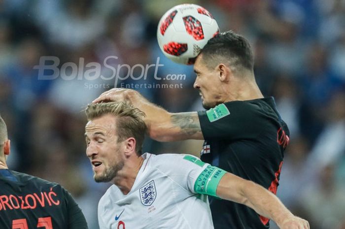 Bek timnas Kroasia, Dejan Lovren berduel dengan striker timnas Inggris, Harry Kane dalam laga semifinal Piala Dunia 2018 di Stadion Luzhniki, Kamis (12/7/2018).