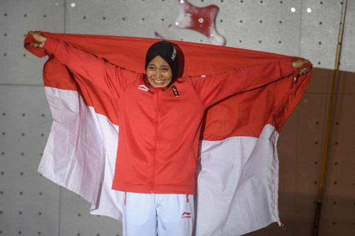 Atlet panjat tebing Indonesia Aries Susanti Rahayu melakukan selebrasi setelah memenangkan final katagori speed putri di Arena Panjat Tebing Jakabaring Sport City, Palembang, Sumatera Selatan, Kamis (23/8/2018).