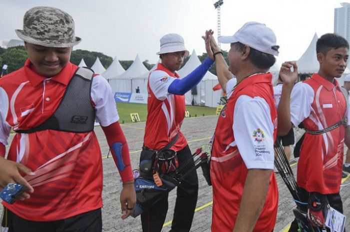 im recurve putra Panahan Indonesia Riau Ega Agata (kedua kiri), Okka Bagus Subekti (kanan) dan bagas Prasetyadi (kiri) mendapatkan ucapan selamat setelah menang dalam semifinal pada ajang 18th Asian Games Invitation Tournament di Lapangan Panahan, Kompleks Gelora Bung Karno, Jakarta, Selasa (13/2/2018). 