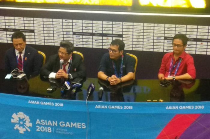 Deputi II Bidang Administrasi Pertandingan Inasgoc, Francis Wanandi, menghadiri konferensi pers usai seremoni pembukaan Asian Games 2018, di Jakarta Convention Center, Senayan, Jakarta, Sabtu (18/8/2018) malam.