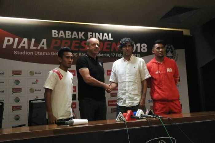 (dari ki-ka) Muhammad Taufiq, Hans-peter Schaller, Stefano Cugurra, dan Maman Abdurrahman saat menghadiri jumpa pers jelang laga final Piala Presiden 2018.
