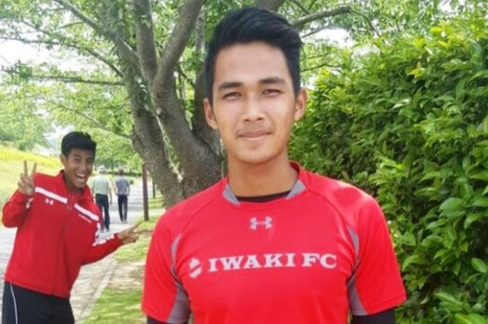 Pesepak bola asal Indonesia, Bagas Adi Nugroho (paling depan), dan Hanif Sjahbandi, sedang berlatih di FC Tokyo. 