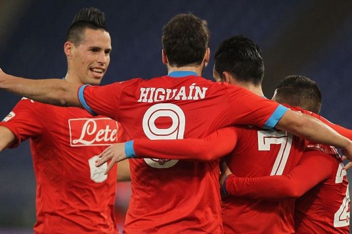 Gonzalo Higuain (9) merayakan gol bersama rekan setimnya di Napoli usai mencetak gol ke gawang Lazio dalam laga Serie A di San Paolo, 3 Februari 2016. Napoli masih perkasa di puncak klasemen Serie A.