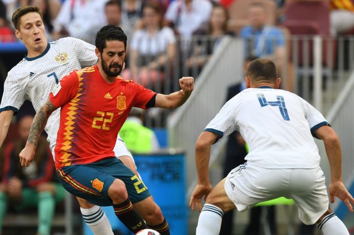  Gelandang Spanyol, Isco, mencoba melewati kepungan dua pemain Rusia, Daler Kuzyaev dan Sergey Ignashevich di babak 16 besar Piala Dunia 2018, 1 Juli 2018 di Luzhniki Stadium, Moskow. 