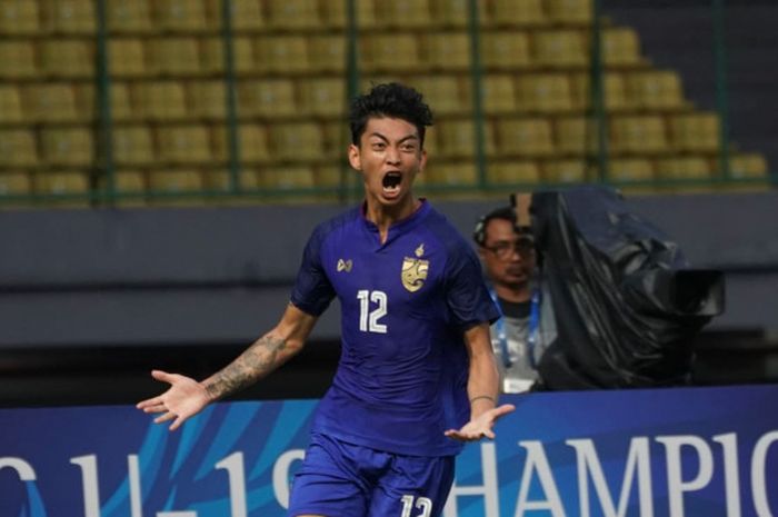 Striker Timnas U-19 Thailand Korrawit Tasa merayakan golnya ke gawang Timnas U-19 Korea Utara dalam duel terakhir Grup B Piala Asia (Piala AFC) U-19 2018 di Stadion Patriot, Kota Bekasi, Kamis (25/10/2018) sore WIB.