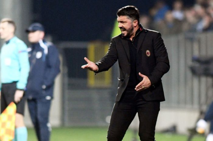 Pelatih AC Milan, Gennaro Gattuso, memberikan instruksi kepada anak-anak asuhnya dalam laga Grup D Liga Europa kontra HNK Rijeka di Stadion HNK Rijeka, Kroasia, pada 7 Desember 2017.