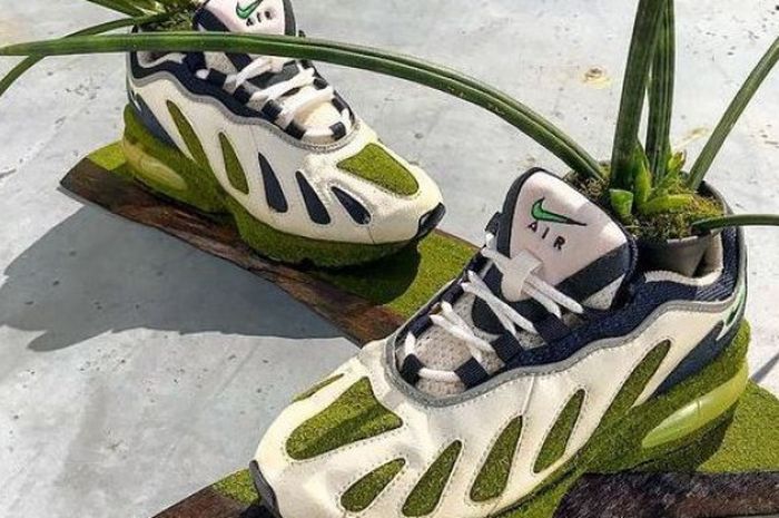 Seniman asal Jepang, Kosuke Sugimoto, mengkolaborasikan sneaker Nike Air Max Classic 1996 dengan tanaman hidup.