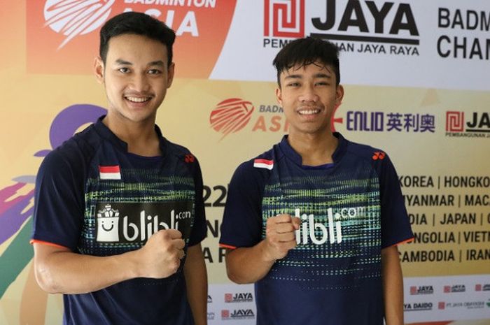 Pasangan ganda putra Indonesia, Ghifari Anandaffa Prihardika/Ferdian Mahardika Ranialdy, berpose setelah meraih tiket babak kedua Kejuaraan Asia Junior 2017 di Jaya Raya Sports Hall Training Center, Rabu (26/7/2017).