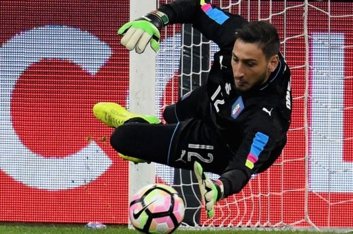 Gianluigi Donnarumma saat beraksi membela timnas senior Italia melawan Belanda dalam laga uji coba di Stadion Amsterdam Arena, Amsterdam, 28 Maret 2017.