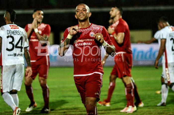 Selebrasi penyerang Persija Jakarta, Ivan Carlos usai membobol gawang Bali United, pada laga terakhir fase Grup D Piala Presiden 2018, di Stadion Kapten I Wayan Dipta, Senin (29/1/2018).