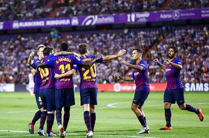 Para pemain FC Barcelona merayakan gol yang dicetak oleh Ousmane Dembele (ketiga dari kiri) dalam laga Liga Spanyol kontra Real Valladolid di Stadion Municipal Jose Zorrilla, Valladolid pada 25 Agustus 2018.
