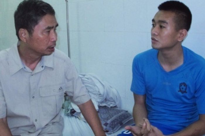 Bek timnas Vietnam, Vu Ngoc Thinh (kanan) bersama ayahnya selepas operasi pada Senin (25/7/2016). 