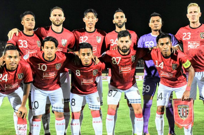 Skuat Bali United dalam sesi foto sesaat sebelum kick off kontra Tampines Rovers FC pada babak kualifikasi Liga Champion Asia 2018 di Stadion Kapten I Wayan Dipta, Gianyar, Selasa (16/1/2018)