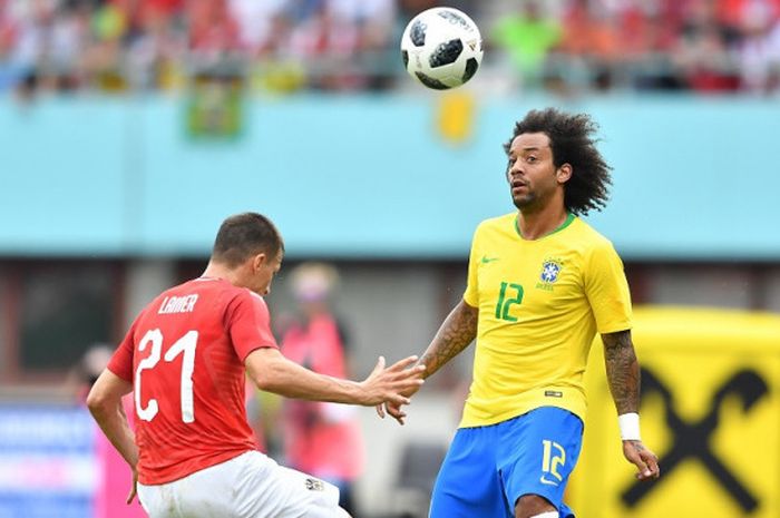  Bek Brasil, Marcelo (kanan), berduel dengan pemain Austria, Stefan Lainer, dalam laga persahabatan di Stadion Ernst Happel, Wien, Austria pada 10 Juni 2018. 