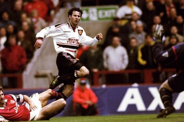  Ryan Giggs menembak bola dan mencetak gol kemenangan Manchester United atas Arsenal di semifinal Piala FA, 14 April 1999. 