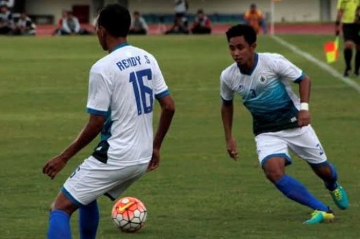 Duo pilar PSCS, Bagus Nirwanto (kanan) dan Rendy Saputra menyulitkan tuan rumah Persis di Stadion Manahan, Solo, Minggu (29/5/2016) sore. 