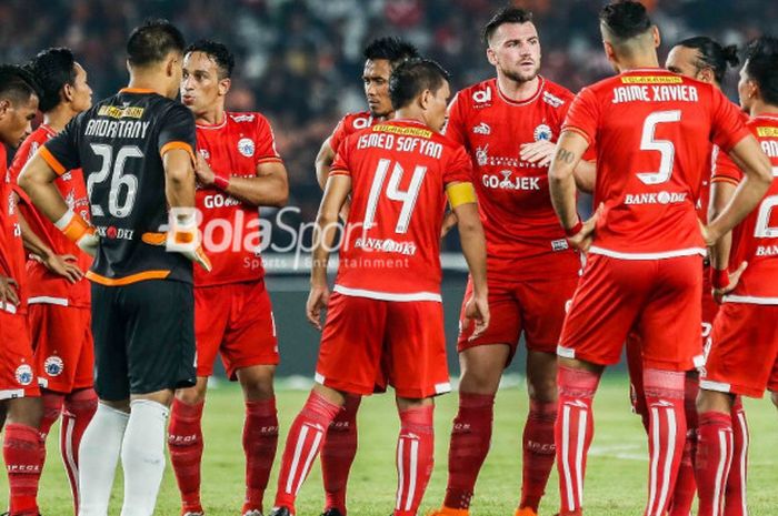 Para pemain Persija Jakarta berkumpul di laga pembuka Liga 1 2018 kontra Bhayangkara FC di Stadion Utama GBK pada Jumat (23/3/2018).