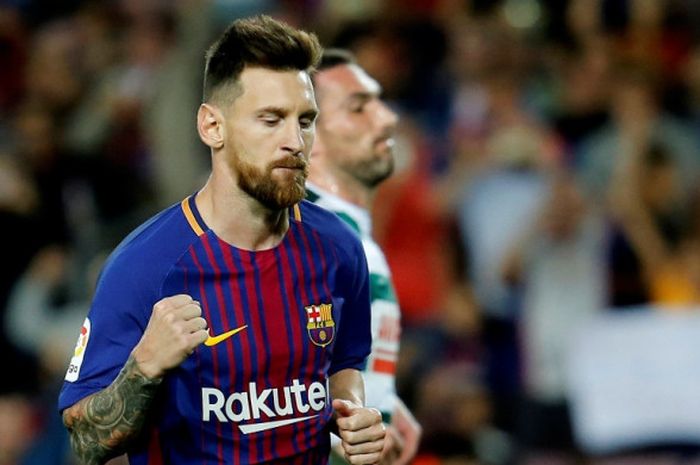 Megabintang FC Barcelona, Lionel Messi, merayakan gol yang dia cetak ke gawang Eibar dalam laga Liga Spanyol di Stadion Camp Nou, Barcelona, pada 19 September 2017.