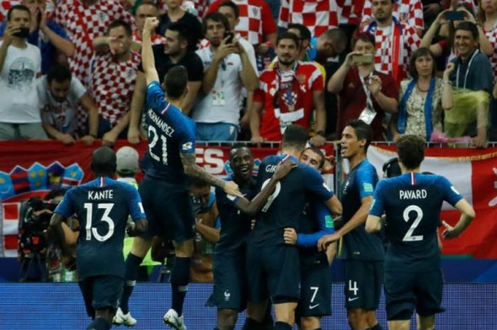  Para pemain Prancis merayakan gol Antoine Griezmann ke gawang Kroasia dalam laga final Piala Dunia 2018 di Stadion Luzhniki, Moskow, 15 Juli 2018. 
