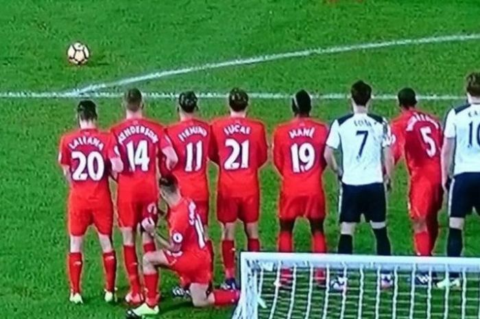 Gelandang Liverpool, Philippe Coutinho, saat berdiri di belakang pagar hidup dalam laga melawa Tottenham Hotspur di Anfield, Sabtu (11/2/2017)