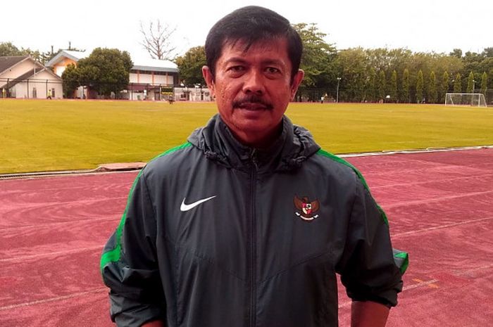 Pelatih timnas Indonesia U-19, Indra Sajfri di Lapangan UNY.