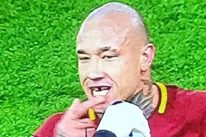 Gigi bintang AS Roma Radja Nainggolan rontok setelah berduel dengan pemain AC Milan di Stadion Olimpico, Roma, Senin (26/2/2018)