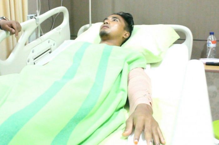 Bek Mitra Kukar, Joko Sidik terbaring di RSUD AM Parikesit Tengganrong, Kutai Kartanegara, menunggu operasi, Selasa (24/10/2017). 