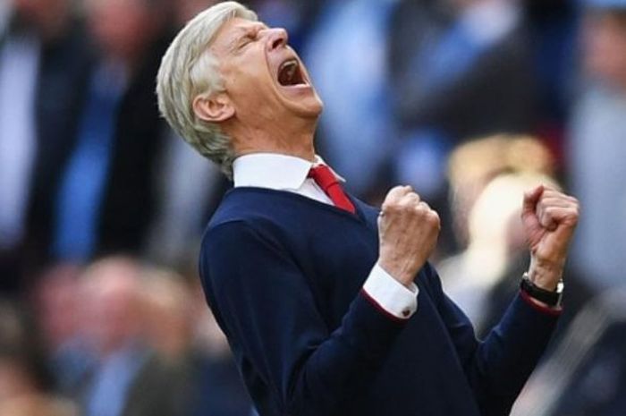 Ekspresi kebahagiaan manajer Arsenal, Arsene Wenger, seusai mengalahkan Manchester City pada semifinal Piala FA di Wembley Stadium, Minggu (23/4/2017)