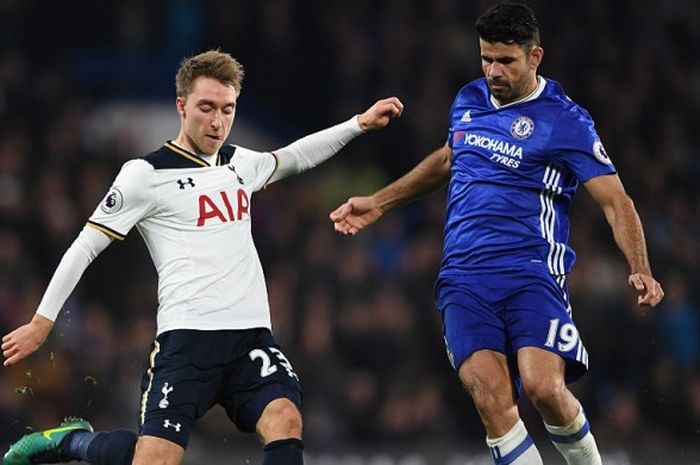 Gelandang serang Tottenham Hotspur, Christian Eriksen (kiri), terlibat perebutan bola dengan striker Chelsea, Diego Costa, dalam laga Premier League di Stadion Stamford Bridge, London, 26 November 2016.