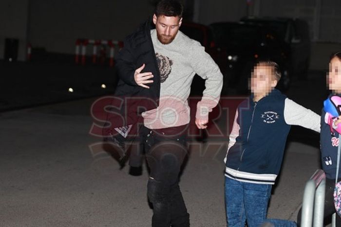 Megabintang FC Barcelona, Lionel Messi, saat berada di Bandara El Prat untuk terbang ke Argentina